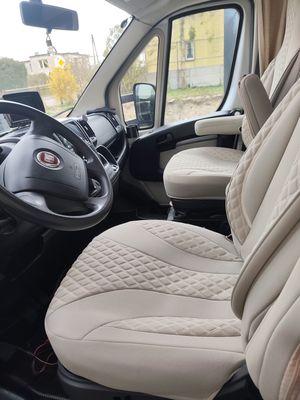 Kabina kierowcy — fotele, kierownica, monitor cofania