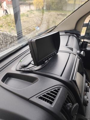 Kabina kierowcy — fotele, kierownica, monitor cofania