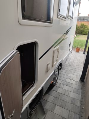 Kabina kierowcy — fotele, kierownica, monitor cofania