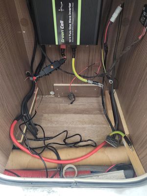 Kabina kierowcy — fotele, kierownica, monitor cofania