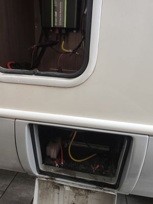 Komora bateryjna zewnętrzna — kable, dystrybutor mocy