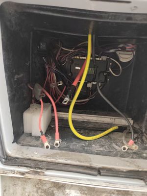 Komora bateryjna zewnętrzna — kable, dystrybutor mocy