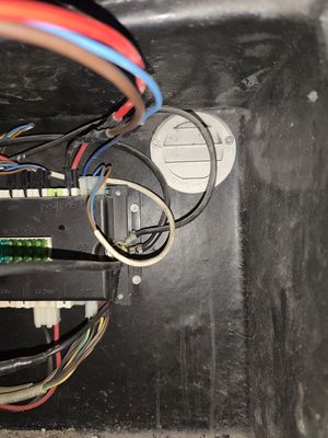 Komora bateryjna zewnętrzna — kable, dystrybutor mocy