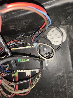 Komora bateryjna zewnętrzna — kable, dystrybutor mocy