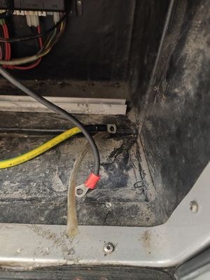 Komora bateryjna zewnętrzna — kable, dystrybutor mocy