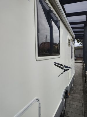 Tył kampera — logo Rimor Europeo, bagażnik rowerowy Thule