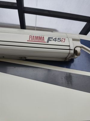 Tył kampera — logo Rimor Europeo, bagażnik rowerowy Thule