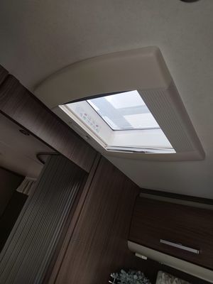 Wnętrze — dinette, panel kontrolny Europeo, gniazda