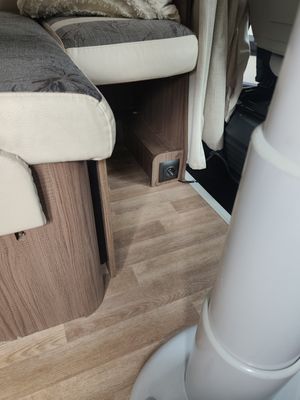 Wnętrze — dinette, panel kontrolny Europeo, gniazda