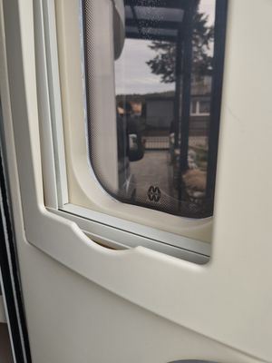 Wnętrze — sypialnia, łóżko, kuchnia, łazienka