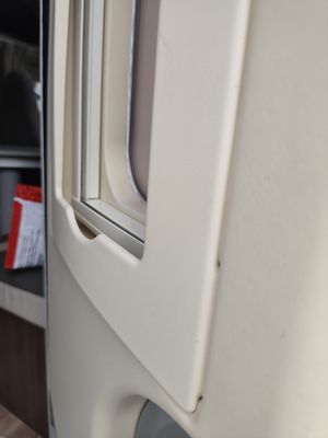 Wnętrze — sypialnia, łóżko, kuchnia, łazienka