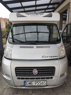 Wnętrze — sypialnia, łóżko, kuchnia, łazienka