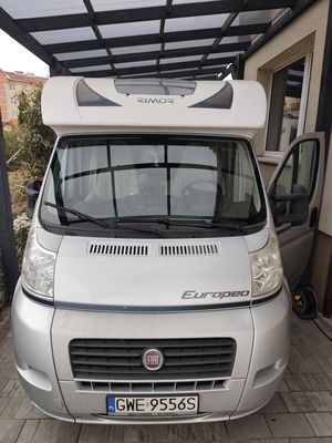 Wnętrze — sypialnia, łóżko, kuchnia, łazienka